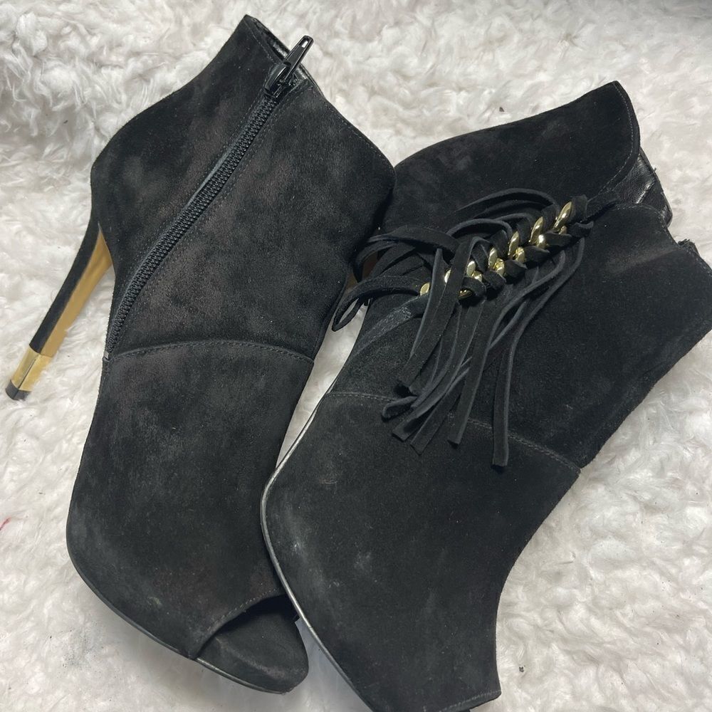 Guess Aziz black suede fringe ankle boots peep toe gold tone accent SZ9.5 - Picture 7 of 10